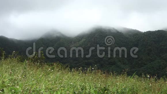 文森特岛上一座火山上空的云视频的预览图