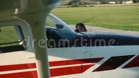 一个人坐着小飞机视频的预览图