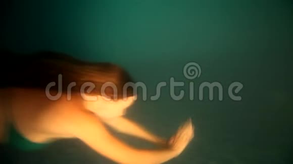 美丽的美人鱼潜水和水下游泳视频的预览图