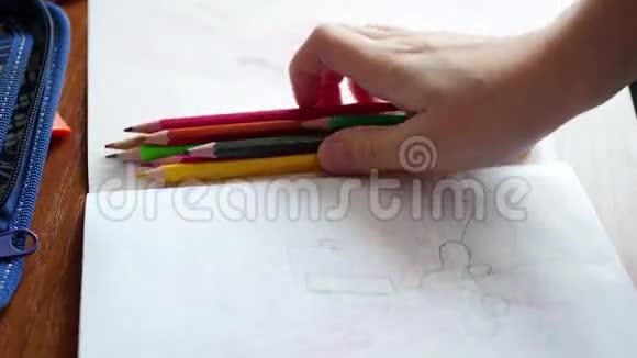 幼儿用彩色铅笔画画4个视频1个视频的预览图