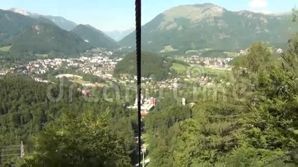 在阿尔卑斯山的电缆路视频的预览图
