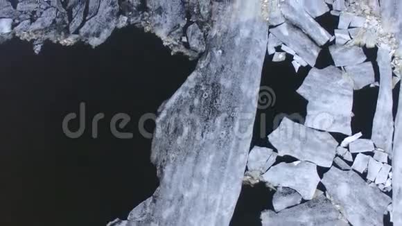 4K冰在春天的时候漂浮在河上直接从上面视频的预览图