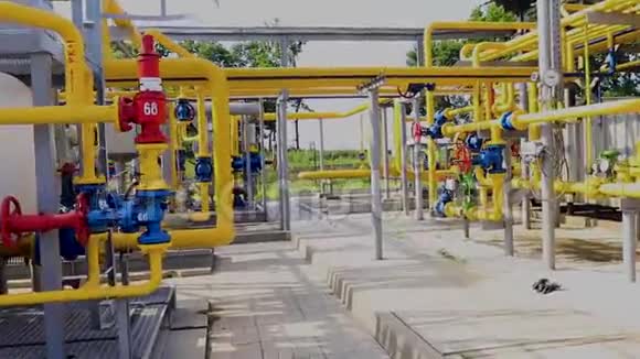 天然气生产和加工厂的管道系统视频的预览图