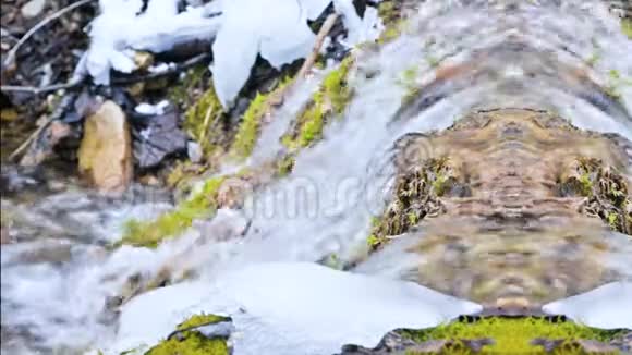 慢动作特写的山河在冬天的雪和青苔旁边万花筒效应视频的预览图