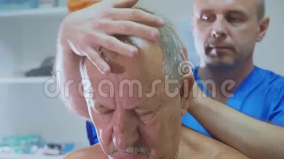 物理治疗师与一位年老病人进行治疗视频的预览图