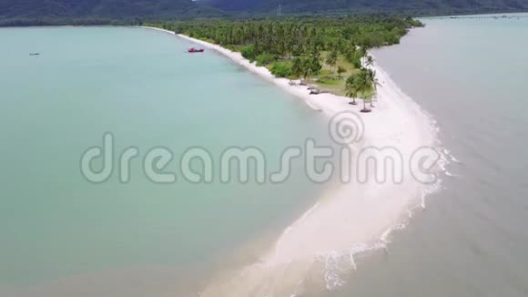 4k飞越泰国旺嘉岛的莱姆海滩视频的预览图