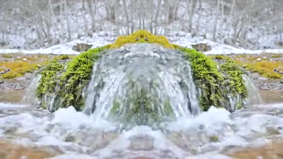 慢动作特写的山河在冬天的雪和青苔旁边万花筒效应视频的预览图