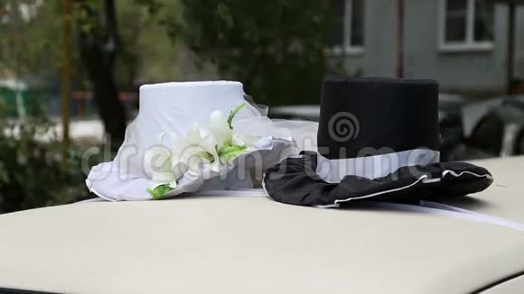 车上的婚礼装饰品视频的预览图