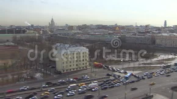 莫斯科风景克里姆林宫金色穹顶教堂莫斯科河全景视角视频的预览图