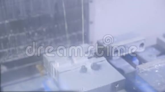过程中的铣床机器锯部件4K视频的预览图