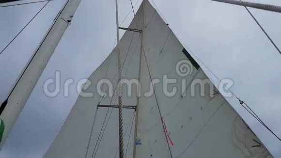 帆船在风中飘扬的景象视频的预览图