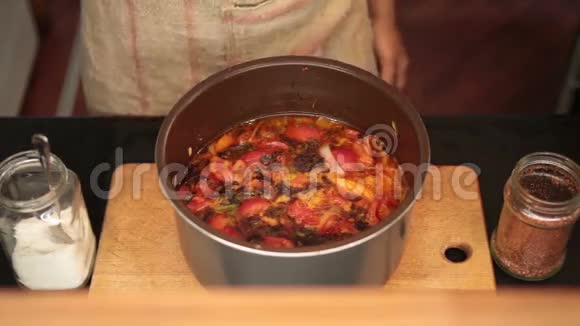 美味的蔬菜汤与搅拌机混合视频的预览图