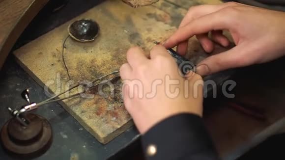 珠宝商从表格中得到贵金属装饰图案视频的预览图
