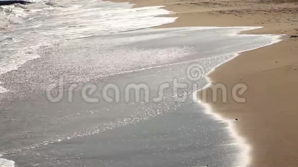 卡波圣卢卡斯附近的海洋海景大浪冲击沙岸视频的预览图
