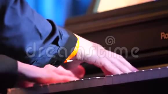 人手弹钢琴特写双手演奏旧钢琴一位演奏钢琴键盘的音乐家视频的预览图