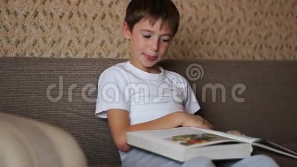 在家沙发上看书的男孩视频的预览图