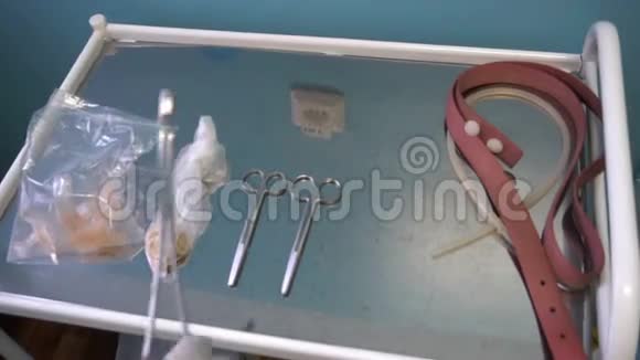 牙医用戴手套的手拿仪器面板仪器视频的预览图