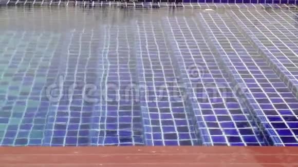 游泳池蓝色马赛克瓷砖楼梯视频的预览图