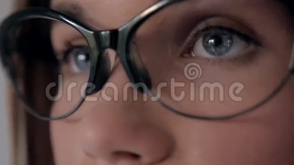 漂亮的眼睛眼镜紧闭孤立在白色背景上视频的预览图