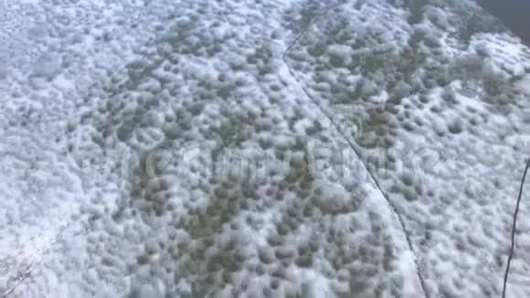 4K全球变暖的概念海中融化的冰空中飞行视频的预览图