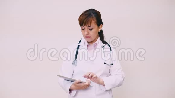 带着药片的女医生视频的预览图