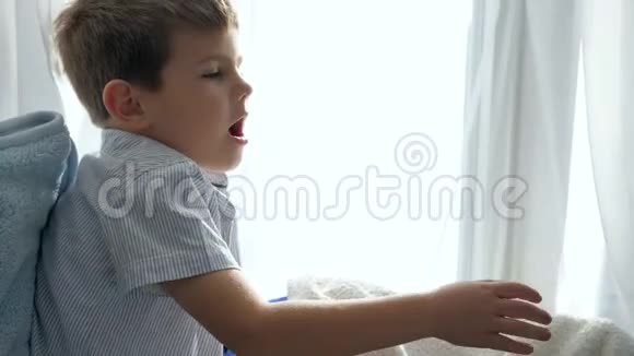 生病的孩子通过雾化器管呼吸治疗哮喘视频的预览图