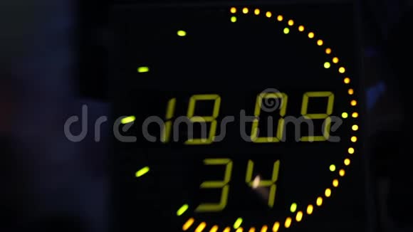 时钟显示与电子记分板特写镜头视频的预览图