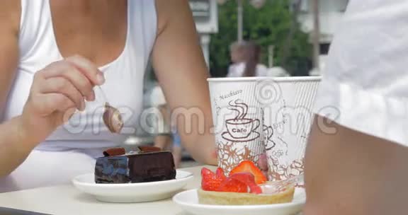 人们在咖啡馆里吃甜点和喝咖啡视频的预览图