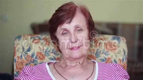 一位老年妇女坐着望着远处视频的预览图