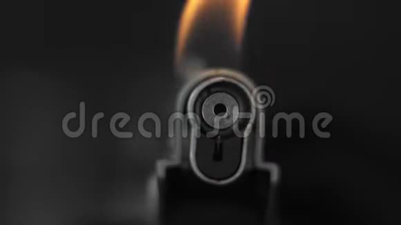 厨师用打火机气体打火机与火焰开火视频的预览图