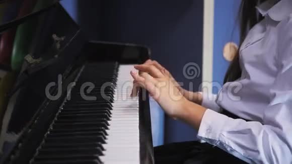 小女孩在学校课堂上弹钢琴女学生上音乐课视频的预览图