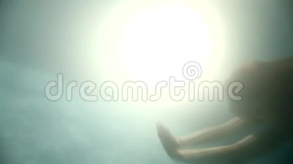 美丽的美人鱼潜水和水下游泳视频的预览图