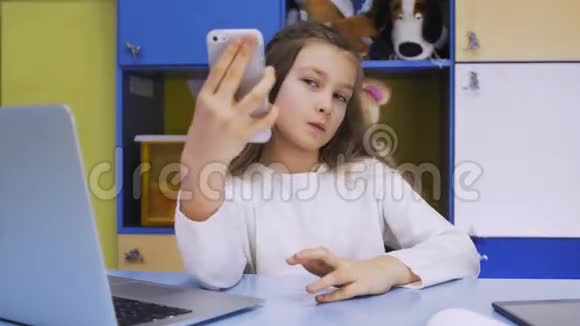 女孩在学校打电话自拍在图书馆上完课的女生视频的预览图