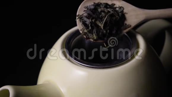 茶的叶子从汤匙中慢慢落下视频的预览图