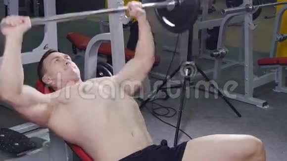 一个年轻人在健身房里按压体重视频的预览图