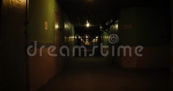 老公寓楼长长的黑暗走廊视频的预览图