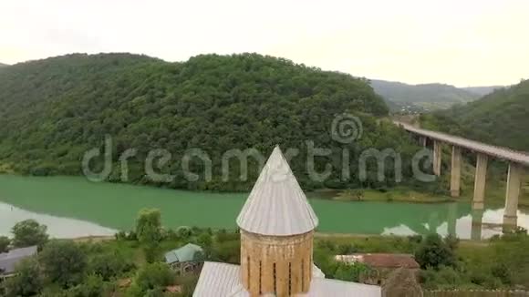 风景如画安山海城堡阿纳努里格鲁吉亚的调查过河的路桥堡垒教堂视频的预览图