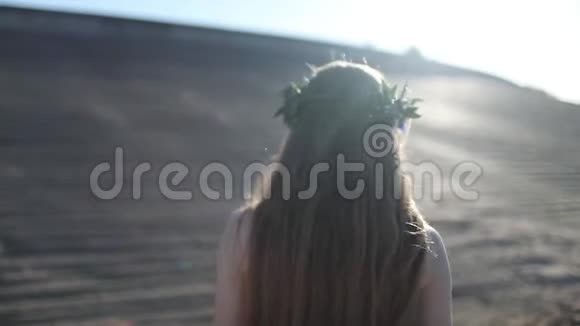在海滩上散步的年轻美女视频的预览图