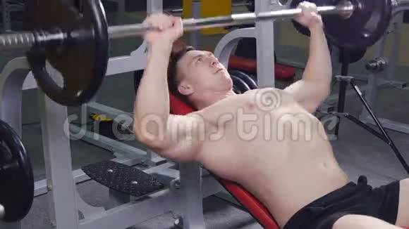 一个年轻人在健身房里按压体重视频的预览图