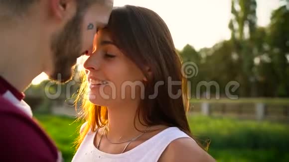 年轻的情侣在日落时在街上接吻视频的预览图