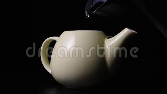 把开水倒进茶壶里视频的预览图