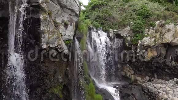 韩国济州岛小镇瀑布视频的预览图