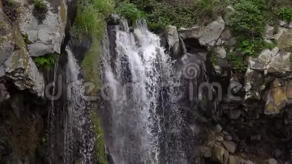 韩国济州岛小镇瀑布视频的预览图