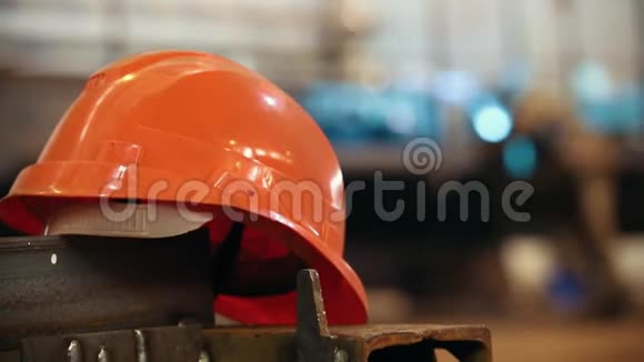 建筑工厂前景上的头盔视频的预览图