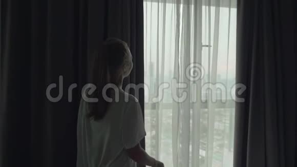 女人揭开窗帘视频的预览图