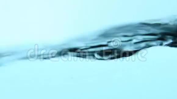 玻璃中旋转的水位面靠近视频的预览图