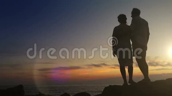 日落时的浪漫场景情侣蜜月时接吻视频的预览图