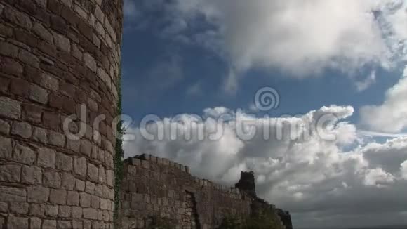 穿过城堡的云层消失了视频的预览图