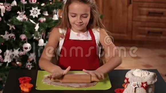 女孩用面团切圣诞饼干形状视频的预览图