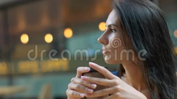美丽的女士在户外咖啡厅喝咖啡视频的预览图